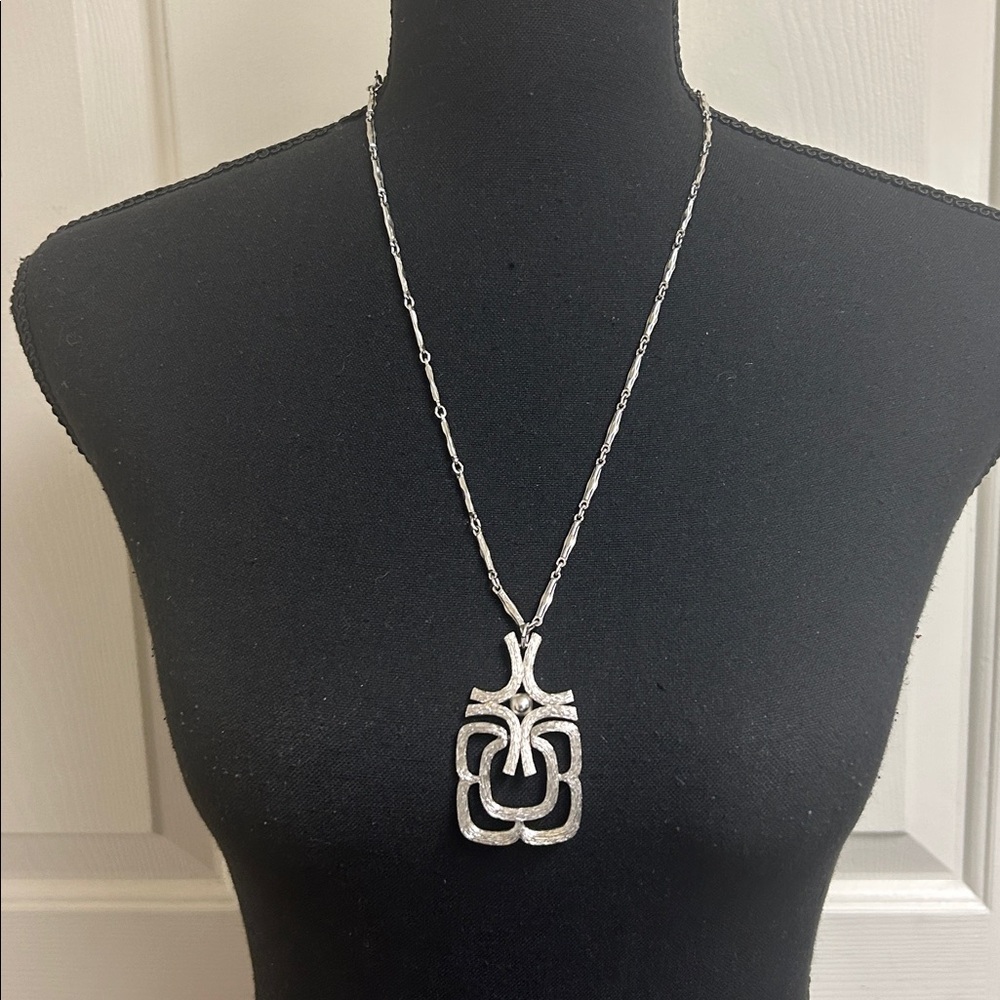Avon Vintage Celtic Flair Pendant Necklace: 1970's Stunning Bar Link Chain, 24” - Picture 3 of 6